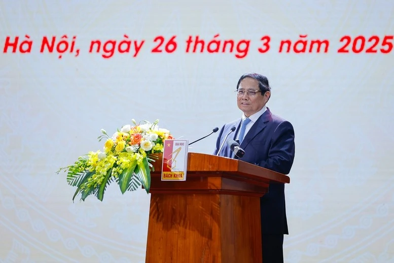 Thủ tướng Phạm Minh Chính: Chúng ta phải thực hiện một nhiệm vụ đặc biệt quan trọng và cấp bách, đó là, phổ cập tri thức, công nghệ về chuyển đổi số, kỹ năng số cho toàn dân, tức là "xóa mù" về chuyển đổi số" .