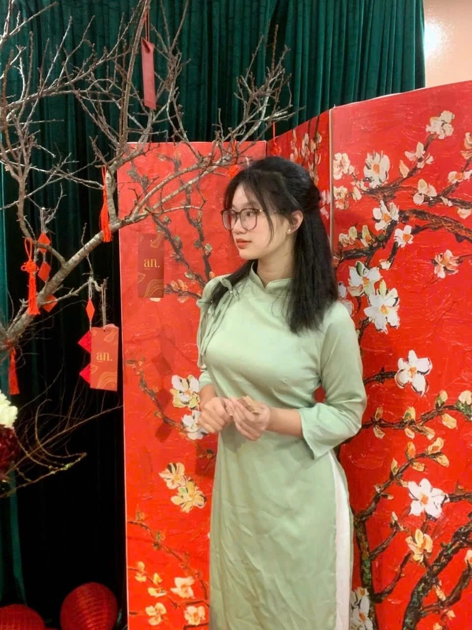 Với Phương Anh, Tết là khoảng thời gian dài và ý nghĩa nhất được đoàn tụ đầy đủ với bố, mẹ và các thành viên trong gia đình. Tết cũng là khoảng thời gian đầy cảm xúc, đưa cô trở về hoài niệm của những ngày còn thơ bé (Ảnh: NVCC)
