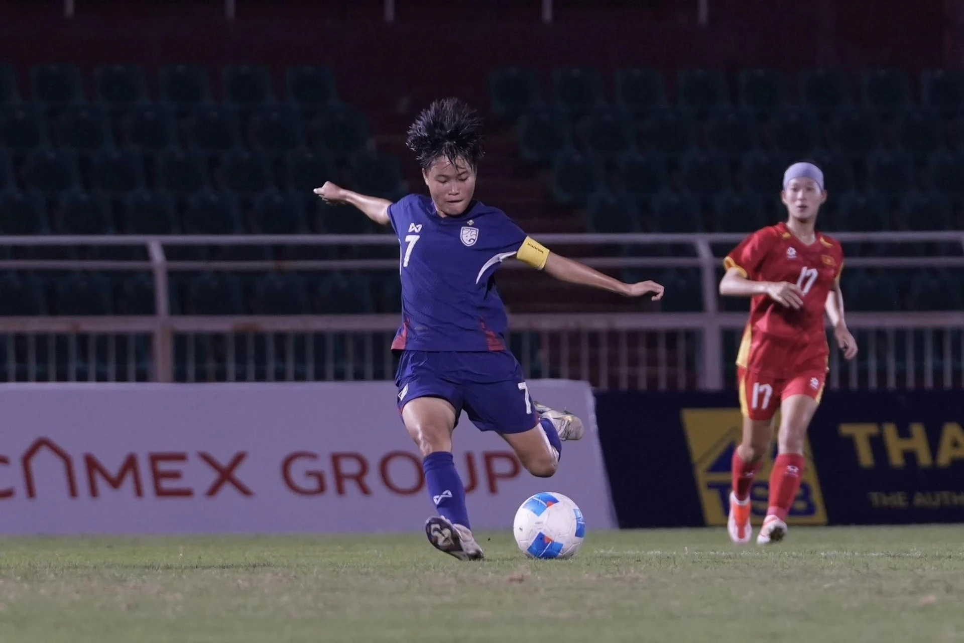 U19 nữ Việt Nam đã không thể ngăn cản được sức mạnh của Thái Lan. Ảnh VFF