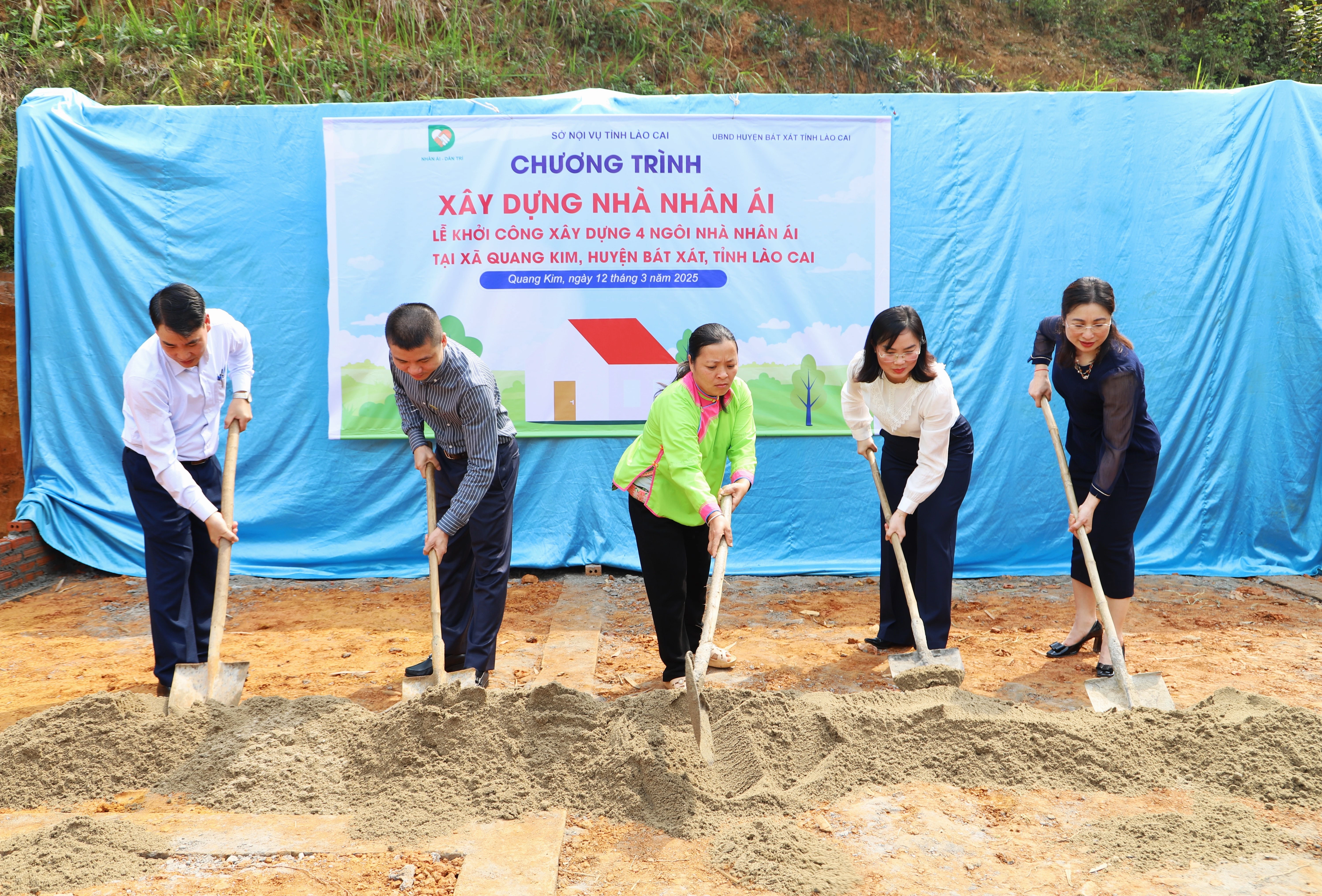 tong-bien-tap-bao-dan-tri-cung-lanh-dao-so-noi-vu-tinh-lao-cai-lanh-dao-huyen-bat-xat-xa-quang-kim-thuc-hien-nghi-le-dong-tho-tai-gia-dinh-chi-vang-thi-chuong-thon-lang-san.jpg