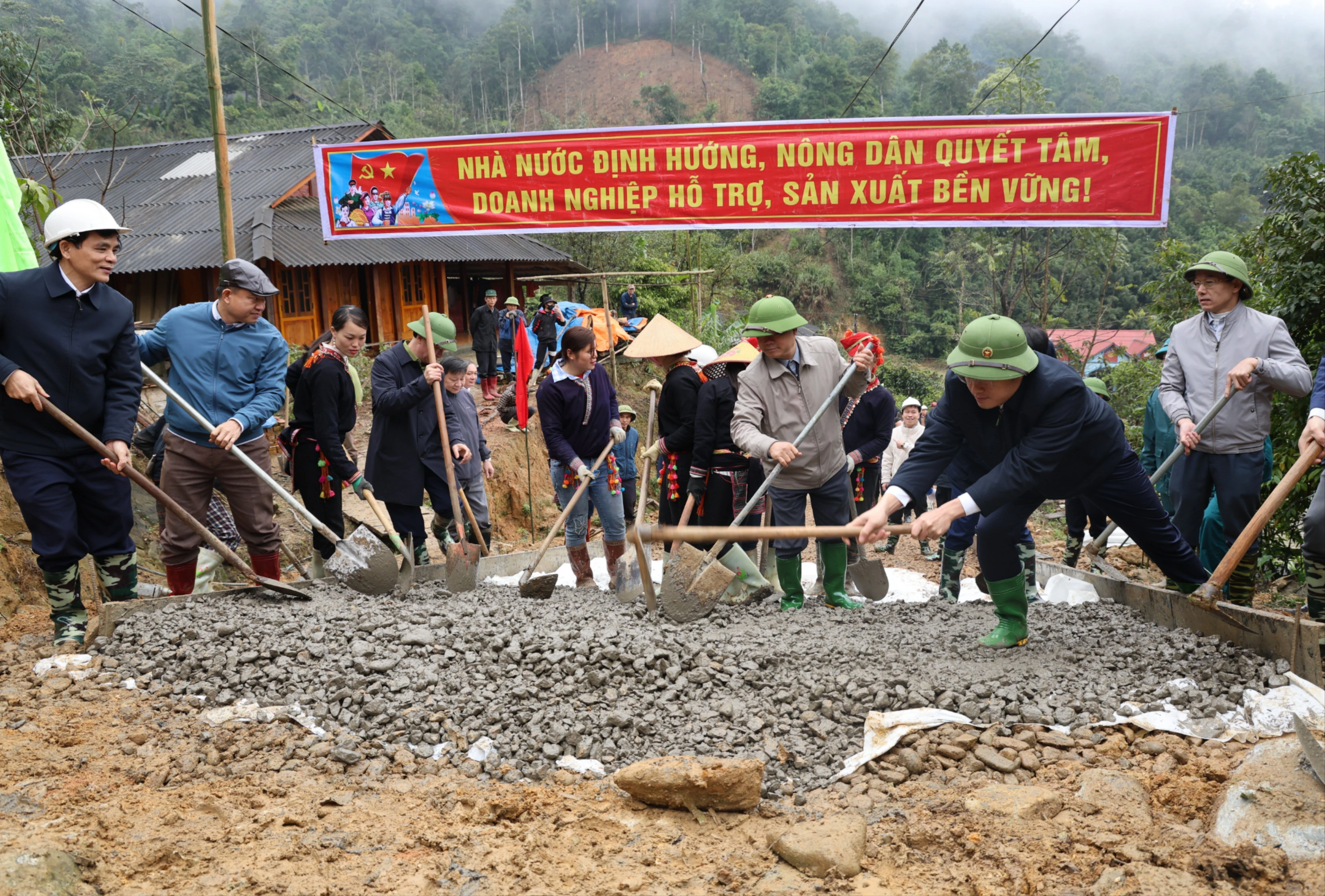 dai-bieu-do-duong-giao-thong-tai-thon-ta-mofoong-xa-dan-thang-3236.jpg