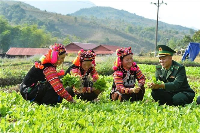Cán bộ Đồn Biên phòng A Pa Chải giúp đỡ người dân phát triển kinh tế, xóa đói, giảm nghèo, góp phần xây dựng nông thôn mới, củng cố mối quan hệ đoàn kết, gắn bó quân dân. Ảnh tư liệu, minh họa: Minh Đức/TTXVN