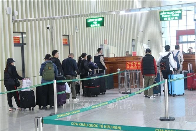 Hành khách làm thủ tục nhập cảnh vào Việt Nam qua cửa khẩu quốc tế Hữu Nghị (Lạng Sơn).