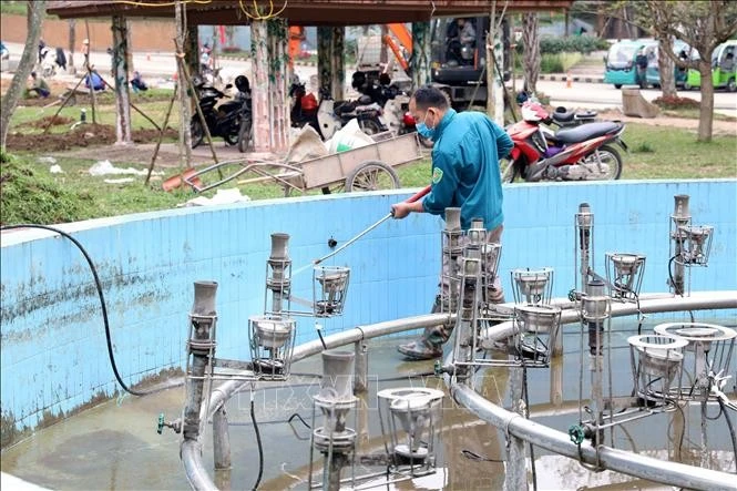 Công nhân Khu di tích lịch sử Đền Hùng vệ sinh hệ thống Đài phun nước tại khu vực Ngã 5 Đền Giếng.