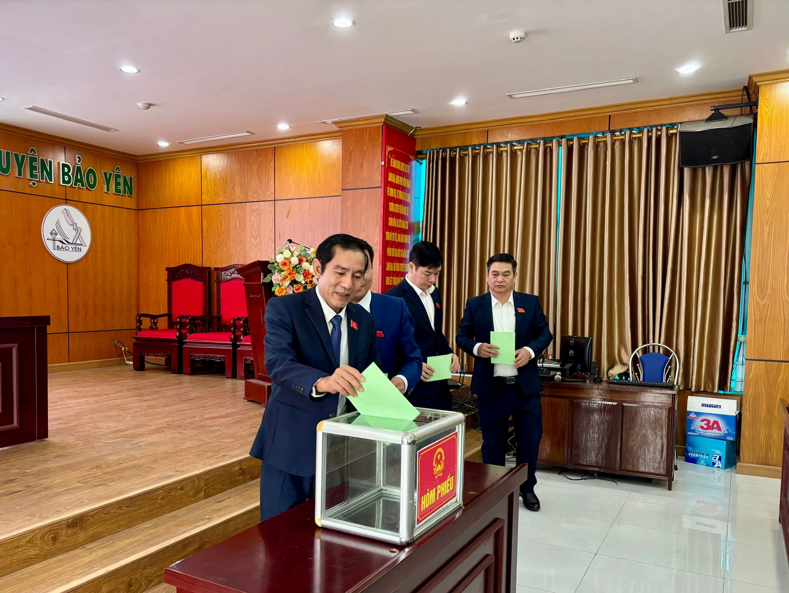 cac-dai-bieu-bo-phieu-bau-cac-chuc-danh-cua-hdnd-huyen.jpg