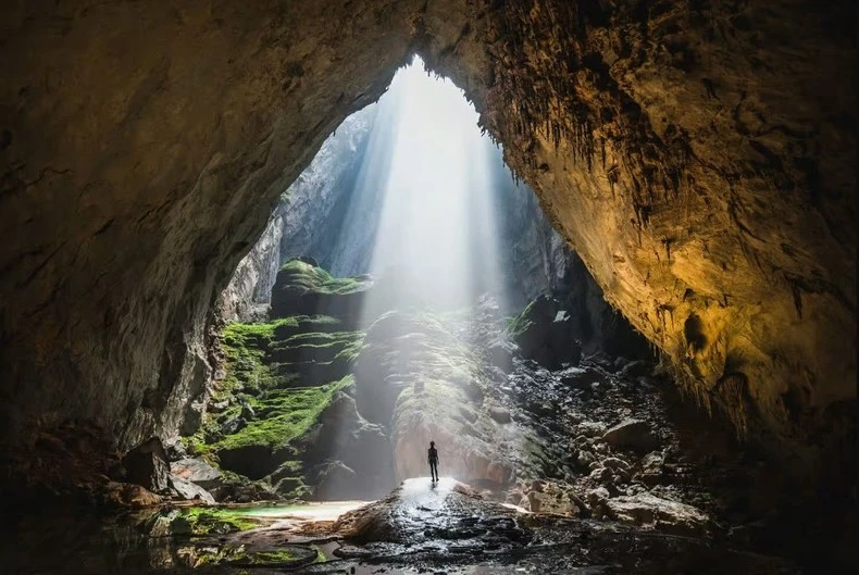 Khoảnh khắc tia nắng chiếu vào Vọng Khủng Long, Hang Sơn Đoòng. (Ảnh: oxalisadventure.com)