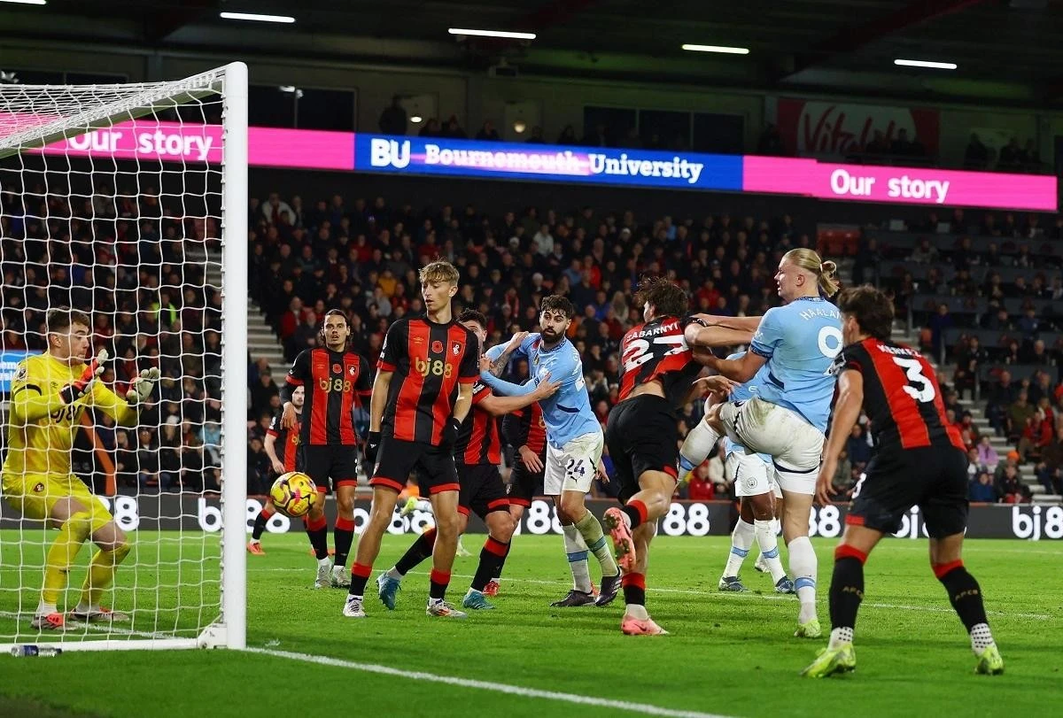 Man City thua sốc, mất ngôi đầu Ngoại hạng Anh. (Ảnh: Reuters).