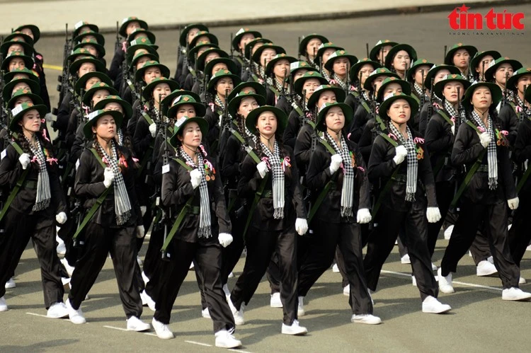 Khối nữ du kích miền Nam xinh đẹp với nón tai bèo, khăn quàng rằn đi qua lễ đài.