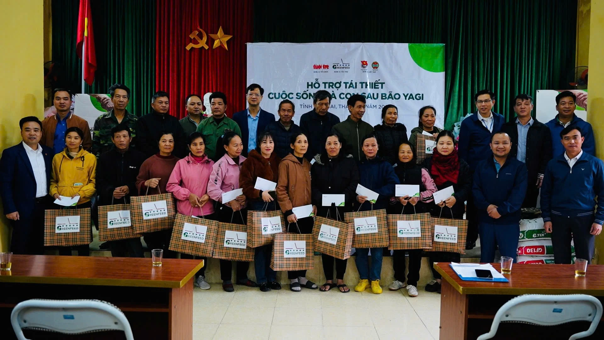 anh-3-cac-ho-dan-co-hoan-canh-kho-khan-duwcj-nhan-qua-va-tien-mat-chuong-trinh-ho-tro-tai-thiet-san-xuat.jpg