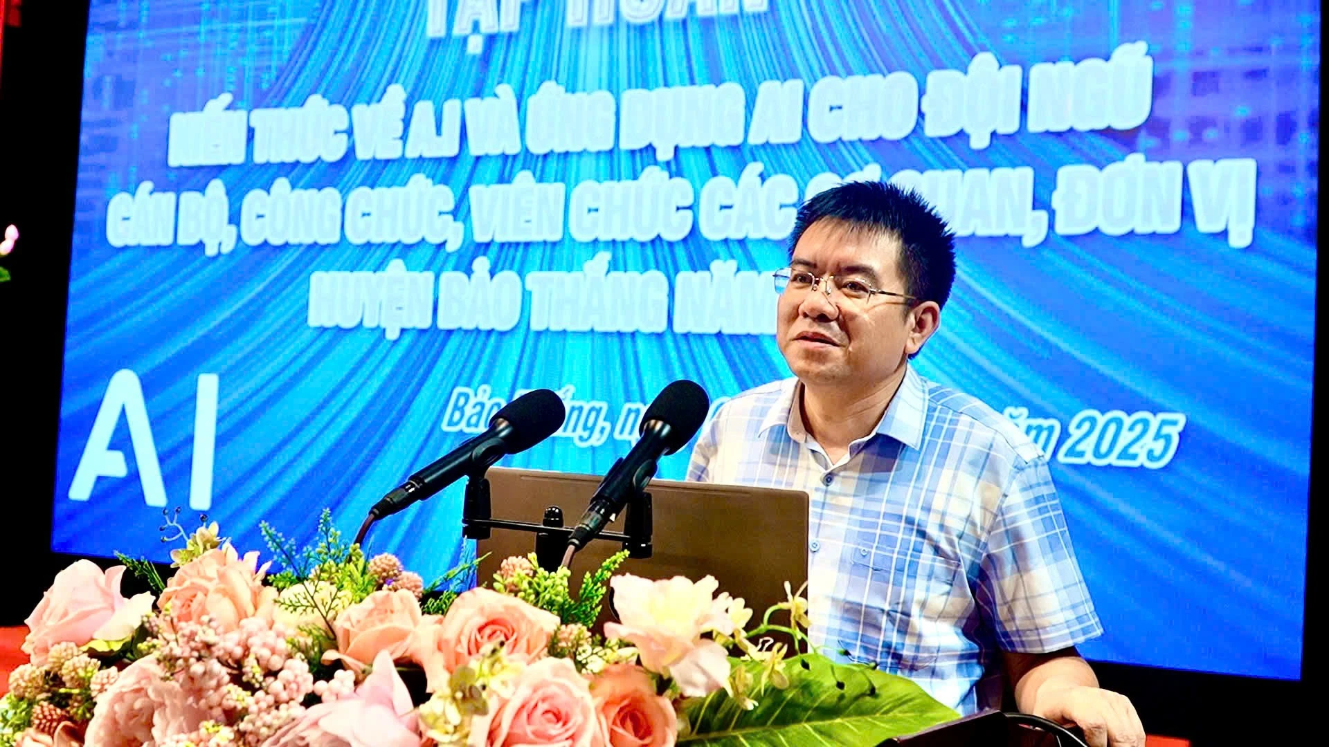 ong-nguyen-duc-binh-pho-chu-tich-ubnd-huyen-truc-tiep-giang-day-tai-buoi-tap-huan.jpg