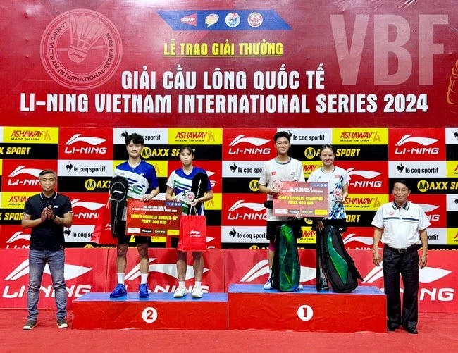 Trần Đình Mạnh và Phạm Thị Khánh giành chức vô địch đôi nam nữ. Ảnh: Liên đoàn cầu lông Việt Nam