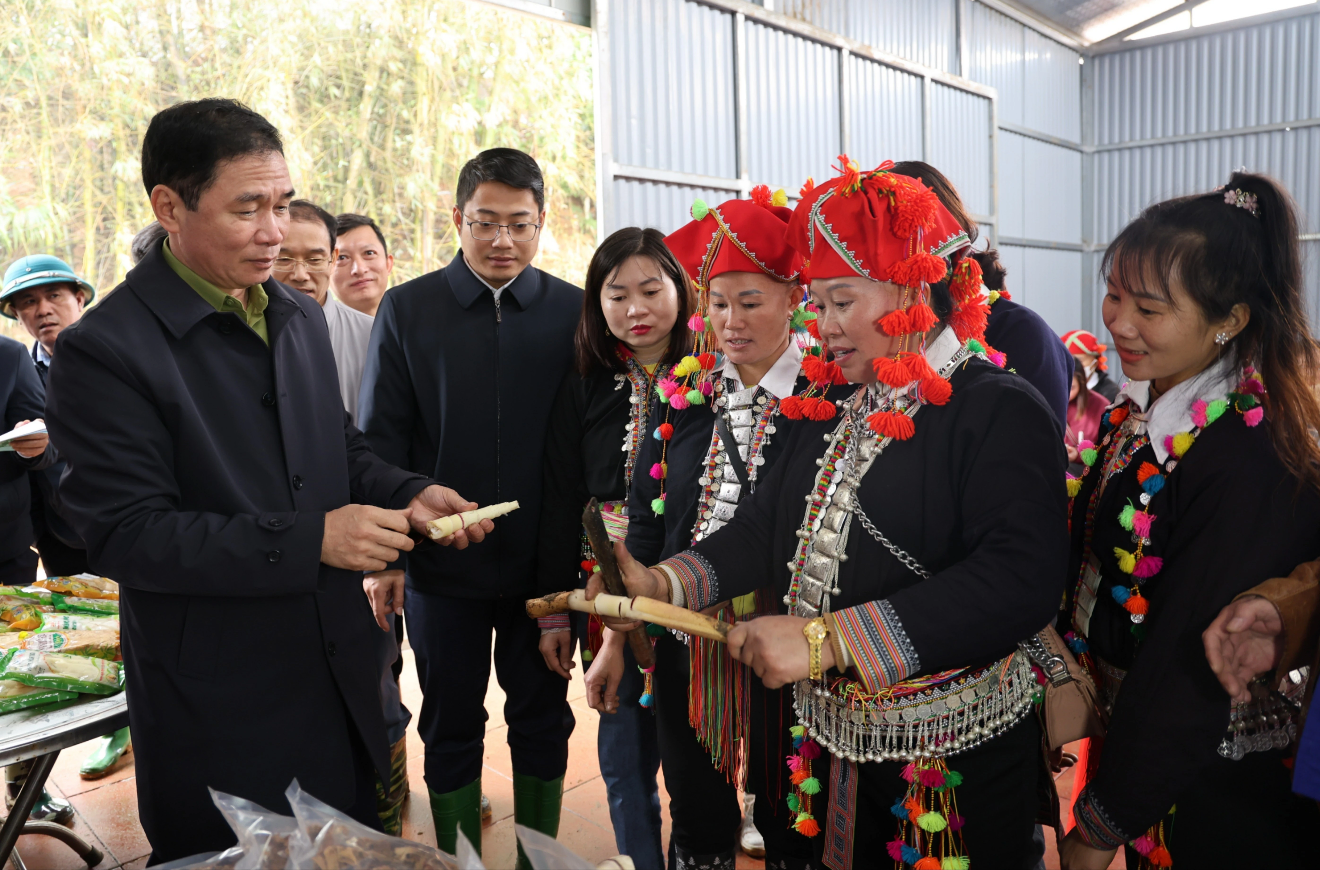 tham-quan-nha-xuong-che-bien-mang-cua-hop-tac-xa-mang-dan-thang-3611.jpg