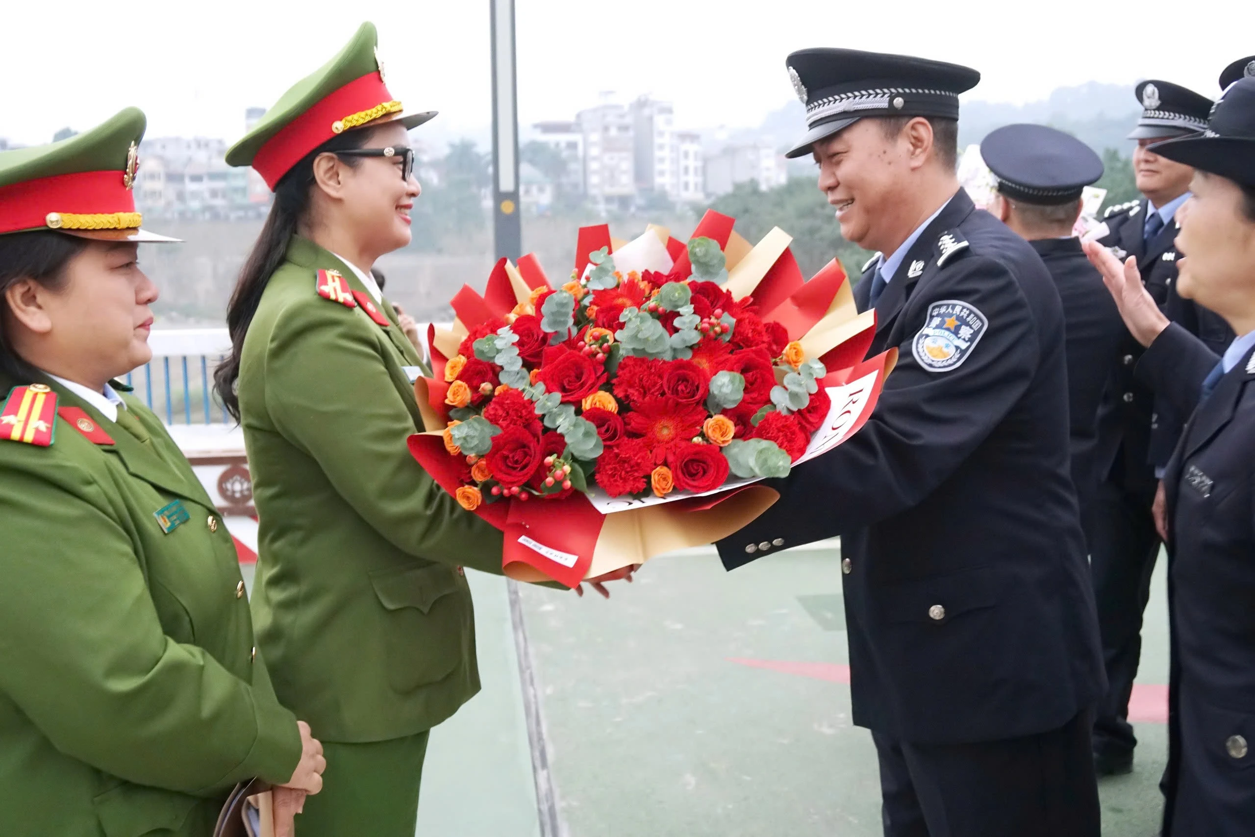 anh-1-cong-an-thanh-pho-lai-cai-don-doan-cuc-cong-an-ha-khau-2.jpg