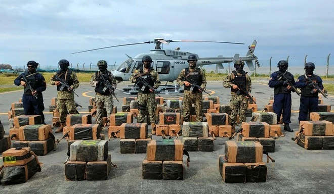 Binh sỹ gác bên số ma túy thu giữ được tại Esmeraldas, Ecuador.