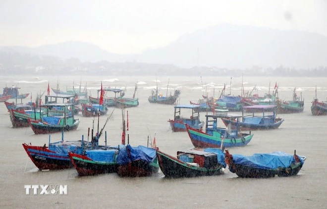 Tàu thuyền về tránh trú bão ở xã Cẩm Nhượng huyện Cẩm Xuyên.
