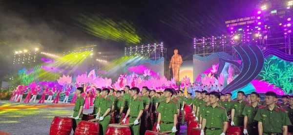 Màn biểu diễn trống hội Học viện CSND tại lễ hội.