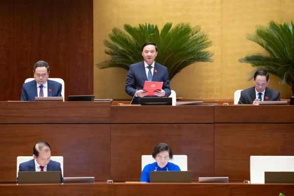 Phó Chủ tịch Quốc hội Nguyễn Khắc Định điều hành phiên họp.