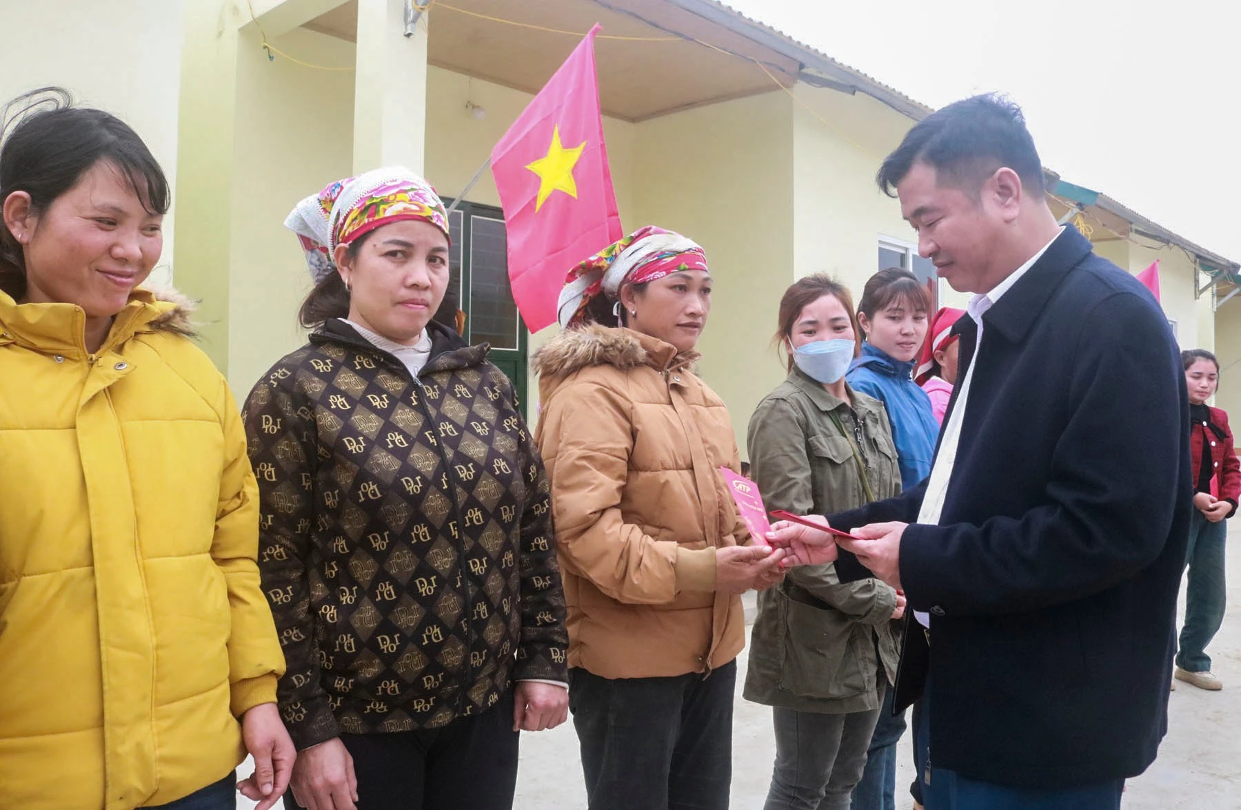 trao-tien-ho-tro-an-tet-cho-cac-ho-dan.jpg