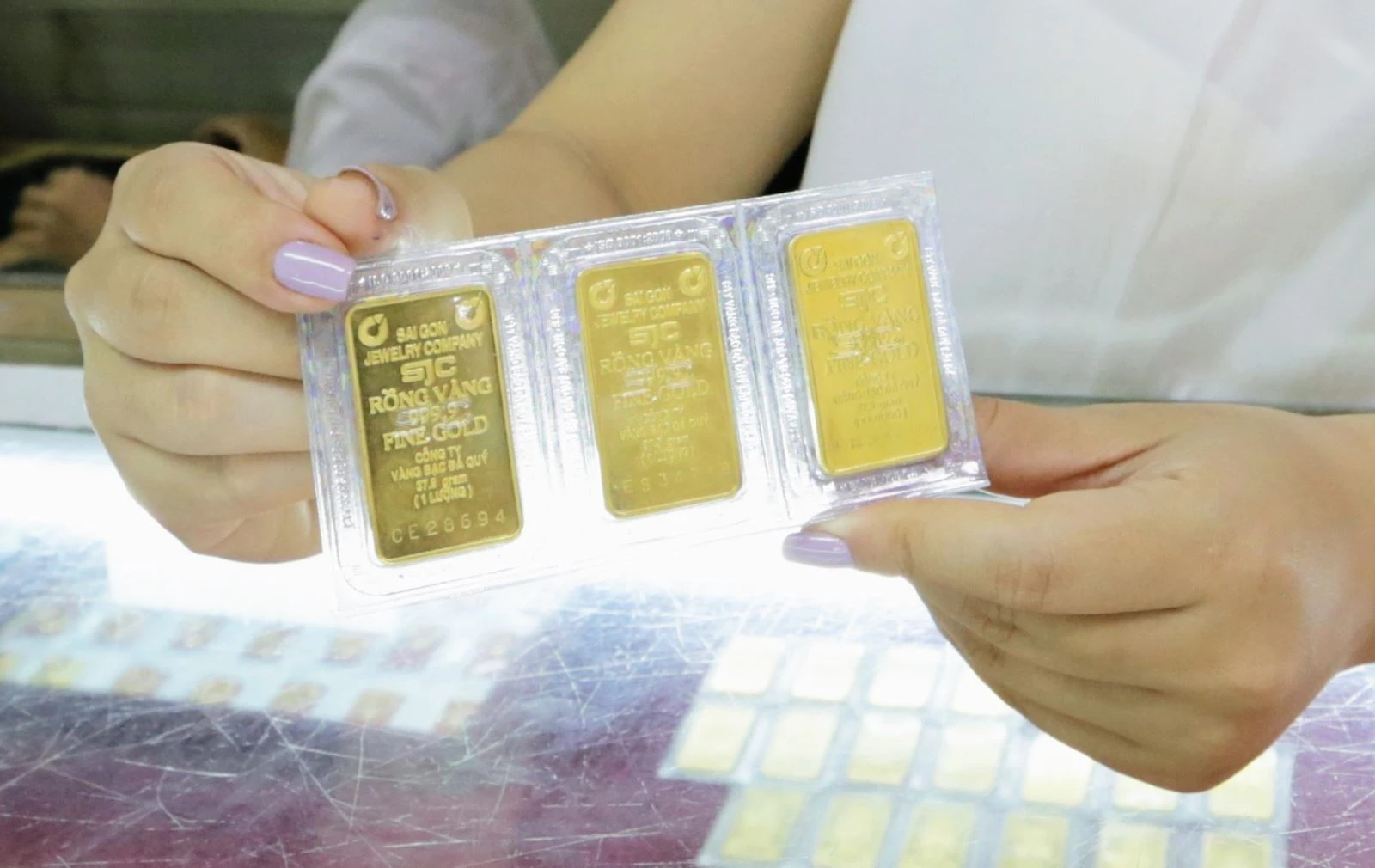 Giá bán vàng miếng SJC ở mức 89,7 - 92 triệu đồng/lượng. Ảnh minh họa: Trần Việt/TTXVN