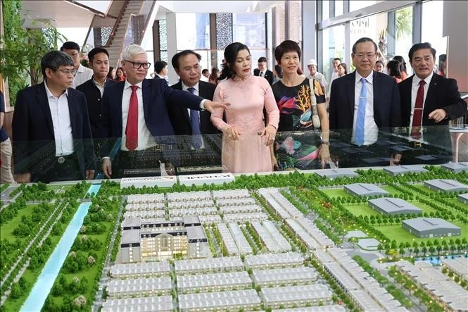 Lãnh đạo Bộ Xây dựng và tỉnh Bình Dương cùng chủ đầu tư xem mô hình dự án nhà ở xã hội.