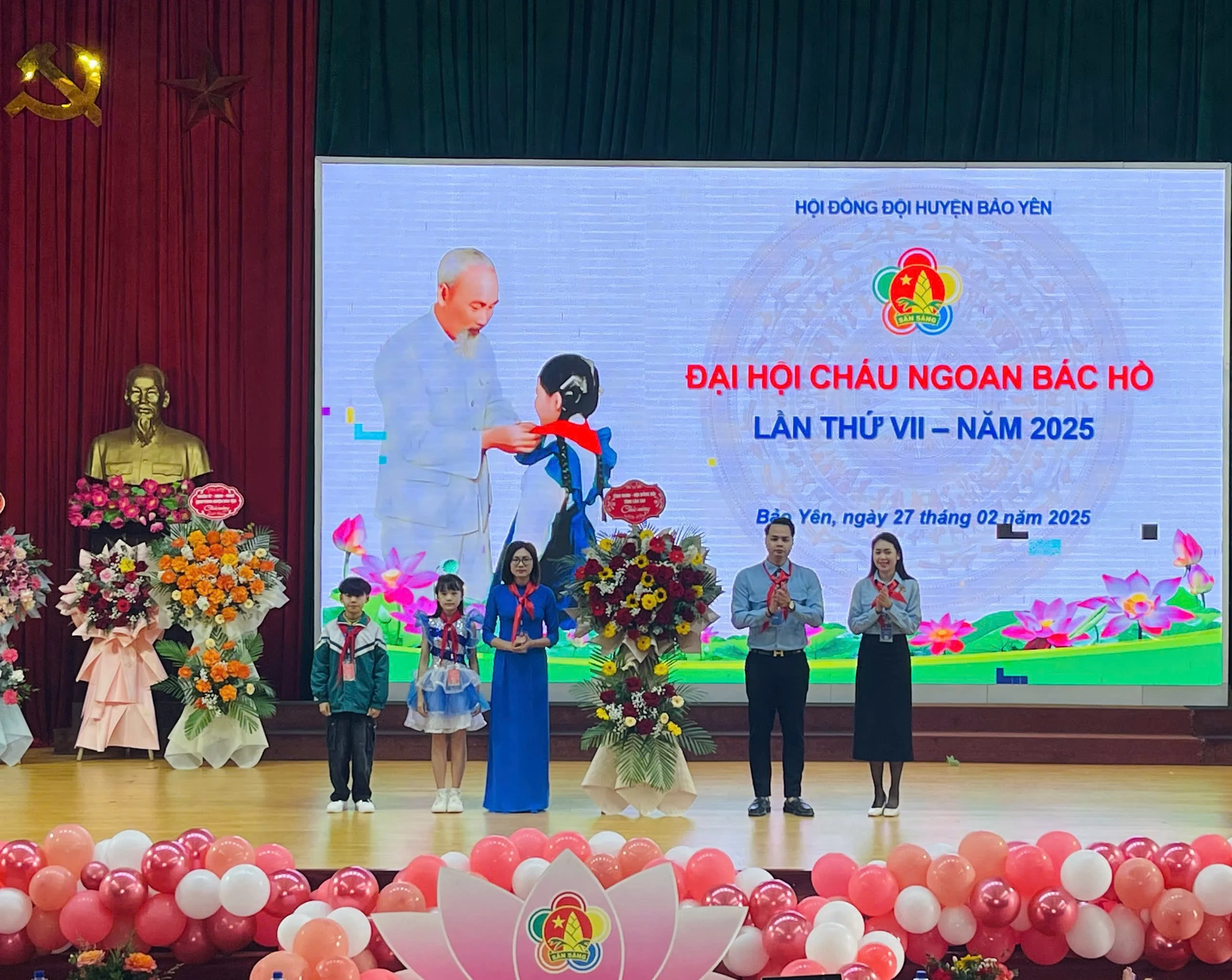 tinh-doan-tang-hoa-chuc-mung-dai-hoi.jpg