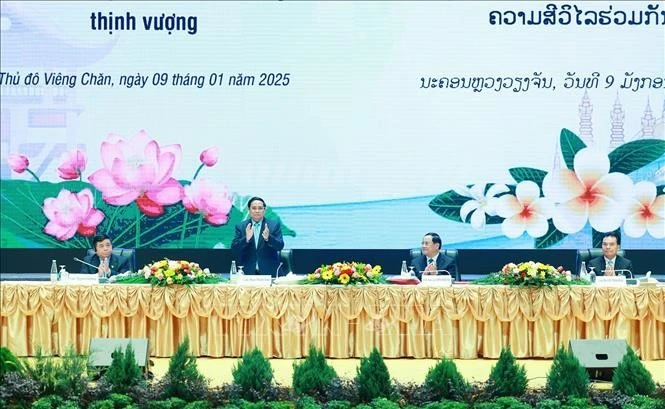 Thủ tướng Phạm Minh Chính và Thủ tướng Sonexay Siphandone đồng chủ trì Hội nghị Hợp tác đầu tư Việt Nam - Lào 2025. Ảnh: Dương Giang/TTXVN