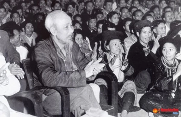 Bác Hồ với đồng bào các dân tộc Hà Giang, tháng 3/1961. Ảnh tư liệu