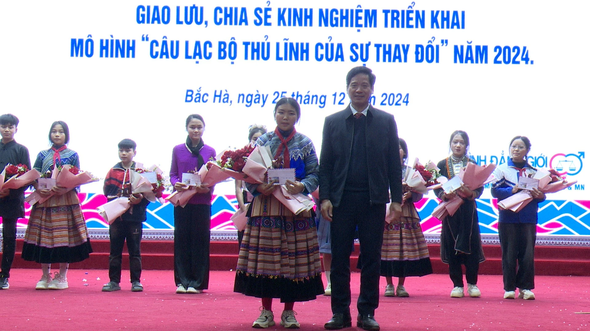 dc-pho-chu-tich-ubnd-huyen-trao-giai-nhat.jpg
