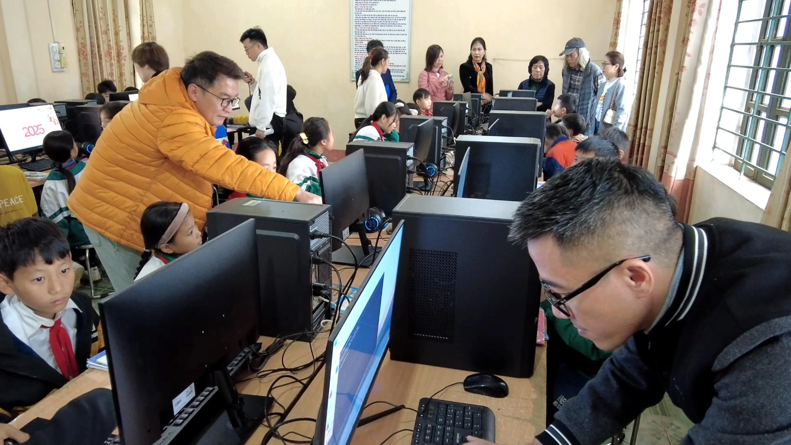 2cac-em-duoc-huong-dan-cach-su-dung-may-tinh.jpg