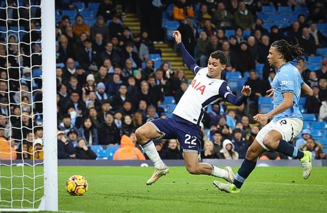 Brennan Johnson nhấn chìm Man City với bàn ấn định tỉ số 4-0 tại Etihad