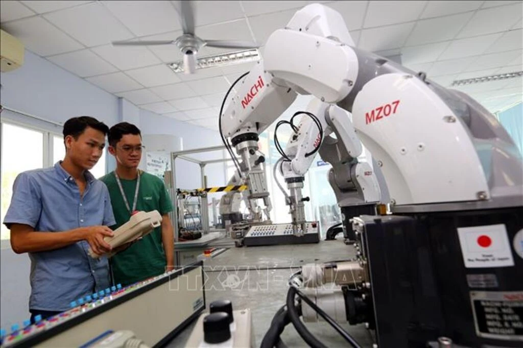 Các học viên thực hành lập trình và vận hành Robot tại Trung tâm Đào tạo khu công nghệ cao TP Hồ Chí Minh. Ảnh: TTXVN phát