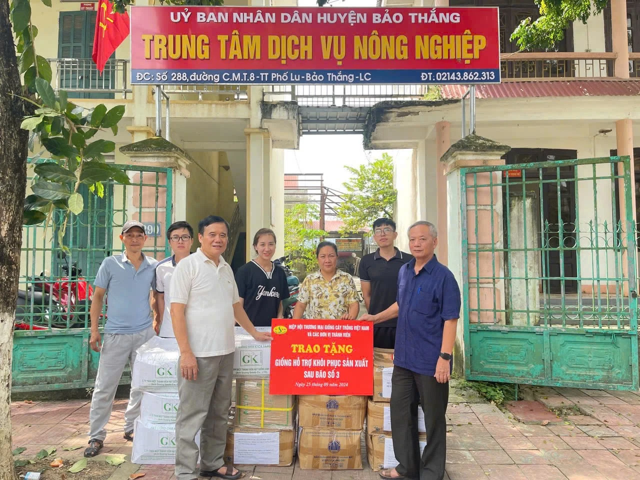 trung-tam-dich-vu-nong-nghiep-huyen-bao-thang-tiep-nhan-hat-rau-giong-cap-phat-cho-ba-con-nong-dan-khoi-phuc-san-xuat-129.jpg