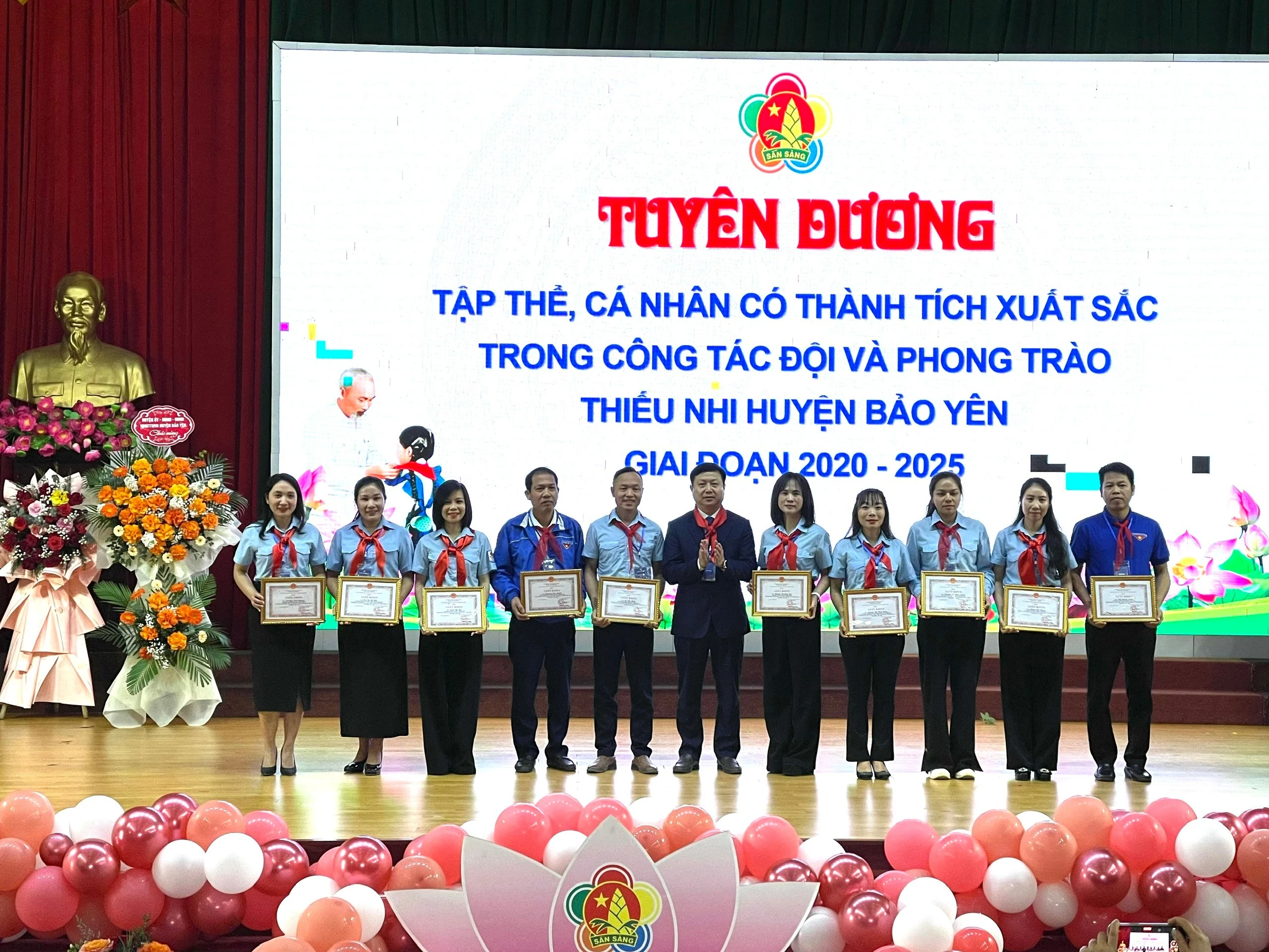 tang-giay-khen-cua-chu-tich-ubnd-huyen-bao-yen-cho-10-ca-nhan-tieu-bieu.jpg