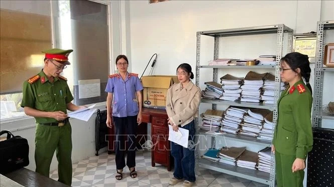Bị can Nguyễn Giang Vũ Vi bị bắt tạm giam để điều tra về tội Lừa đảo chiếm đoạt tài sản. Ảnh: TTXVN phát