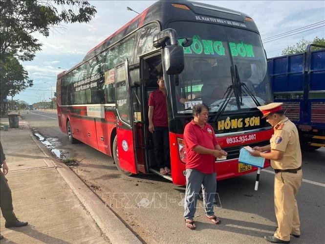 Lực lượng cảnh sát giao thông, Công an tỉnh Bình Dương phối hợp với các đơn vị kiểm tra, xử lý xe khách, xe tải vi phạm về nồng độ cồn, ma túy, chạy quá tốc độ, xe quá khổ, quá tải.