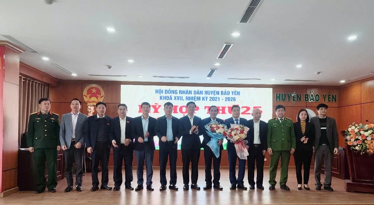 cac-dong-chi-thuong-truc-huyen-uy-tang-hoa-chuc-mung.jpg