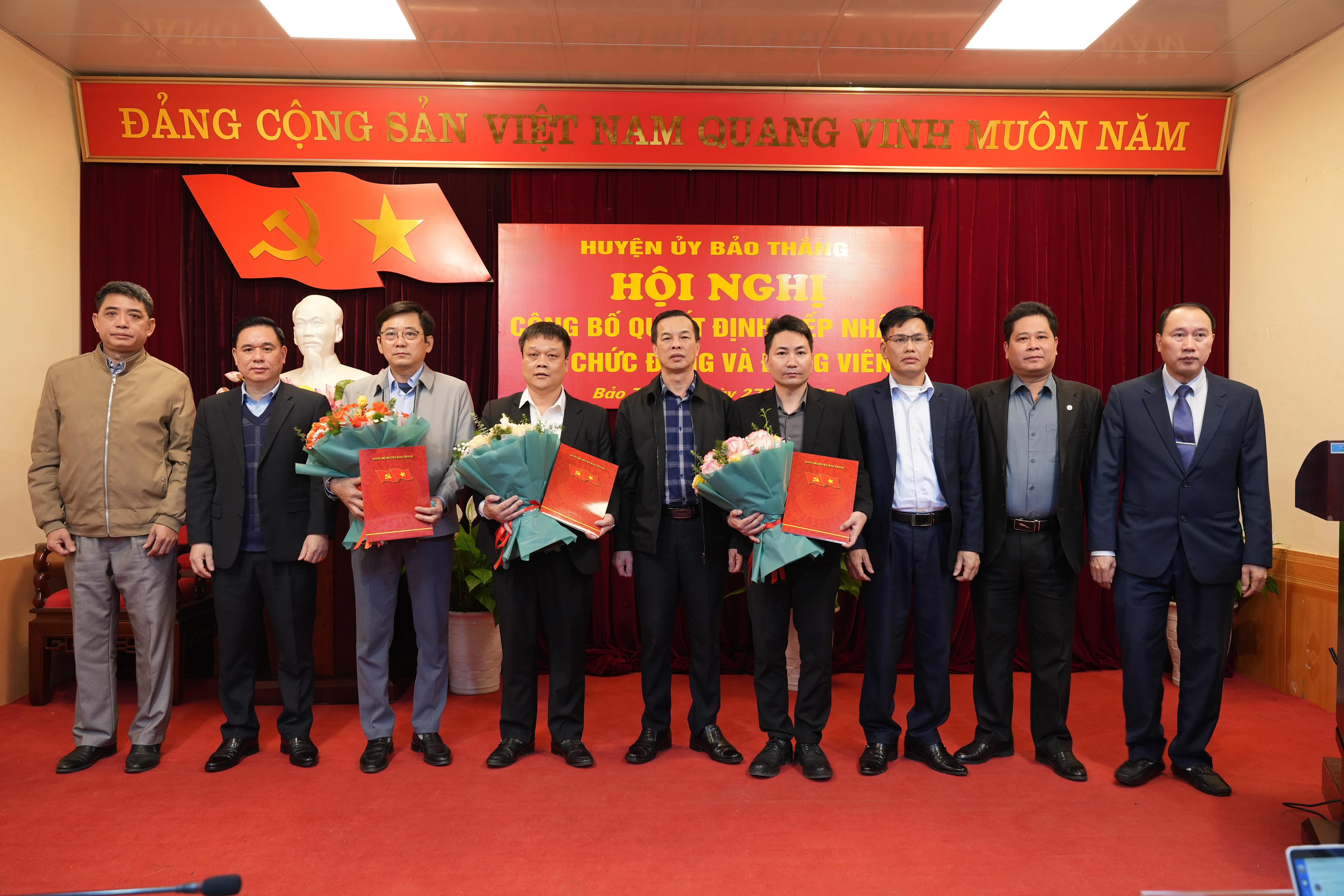 cac-dong-chi-trong-btv-huyen-uy-chup-anh-luu-niem-voi-bi-thu-chi-dang-dang-bo-moi-duoc-tiep-nhan.jpg