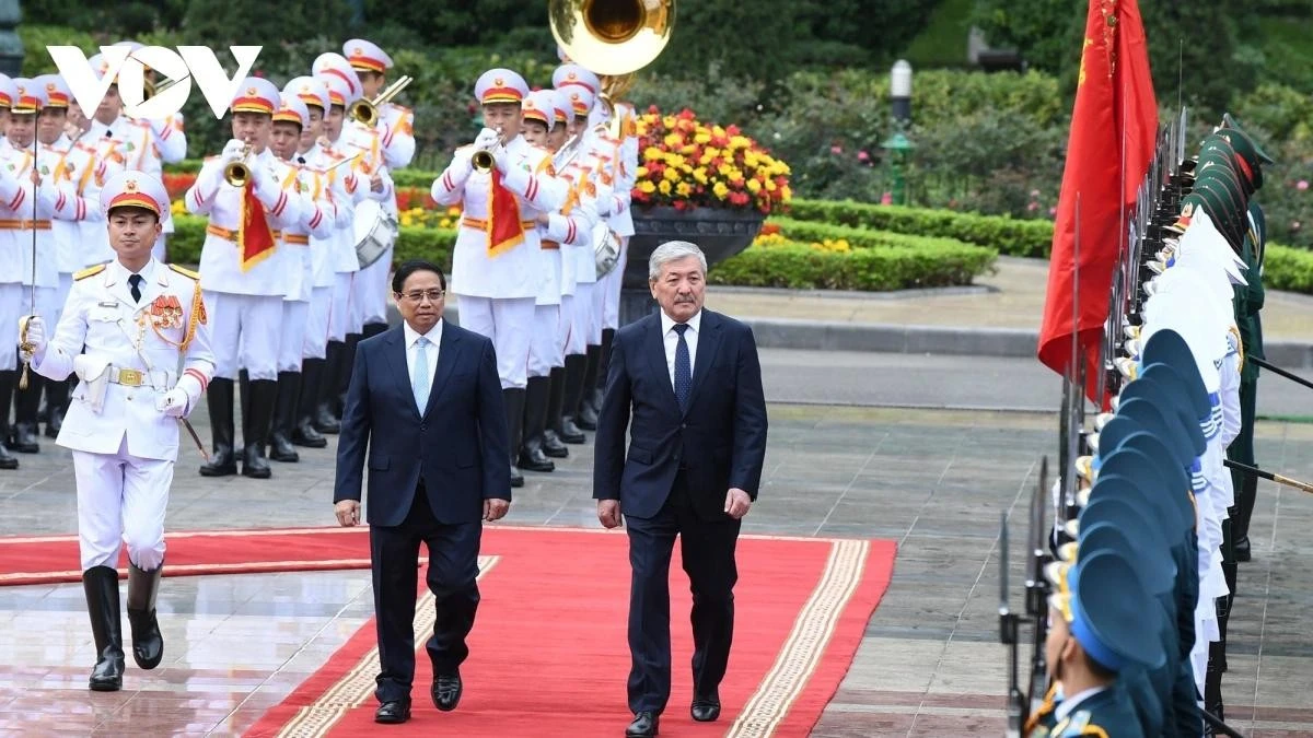 Thủ tướng Phạm Minh Chính và Thủ tướng Kyrgyzstan Adylbek Kasimalyev duyệt đội Danh dự Quân đội nhân dân Việt Nam
