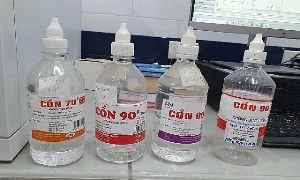 Cồn y tế rởm bệnh nhân sử dụng bị ngộ độc được mang đến Trung tâm Chống độc, Bệnh viện Bạch Mai.