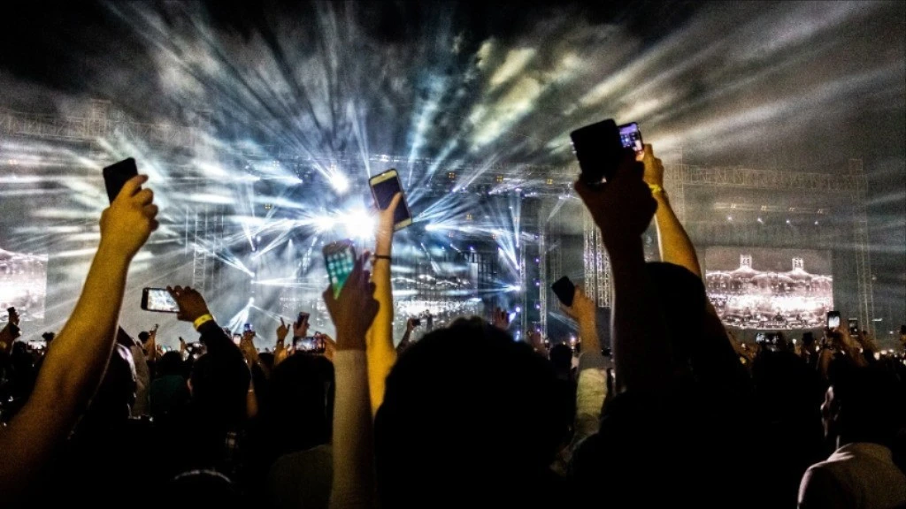 epa24-concert-audience-recording-with-phones-1423-9813.jpg