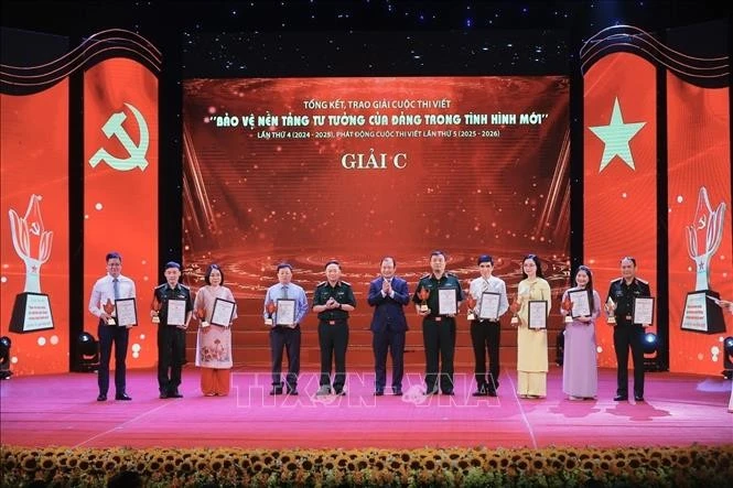 Ban tổ chức trao giải C cho các tác giả đoạt giải. Ảnh: Minh Quyết/TTXVN