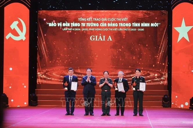 Trưởng Ban Tuyên giáo và Dân vận Trung ương Nguyễn Trọng Nghĩa và Thượng tướng Trịnh Văn Quyết, Chủ nhiệm Tổng cục Chính trị Quân đội nhân dân Việt Nam trao giải A cho các tác giả đoạt giải. Ảnh: Minh Quyết/TTXVN