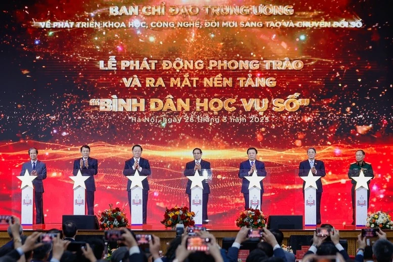 Thủ tướng Phạm Minh Chính và các đại biểu thực hiện nghi thức phát động phong trào “Bình dân học vụ số” -