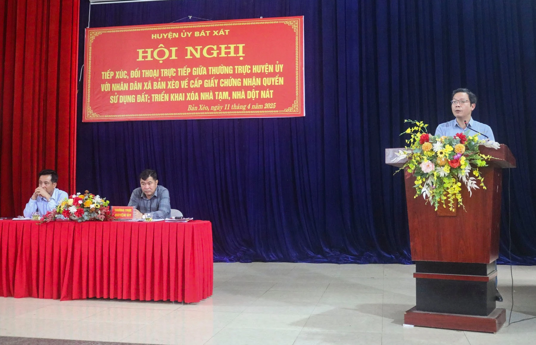 dai-dien-phong-ban-chuyen-mon-cua-huyen-tra-loi-kien-nghi-cua-nhan-dan.jpg