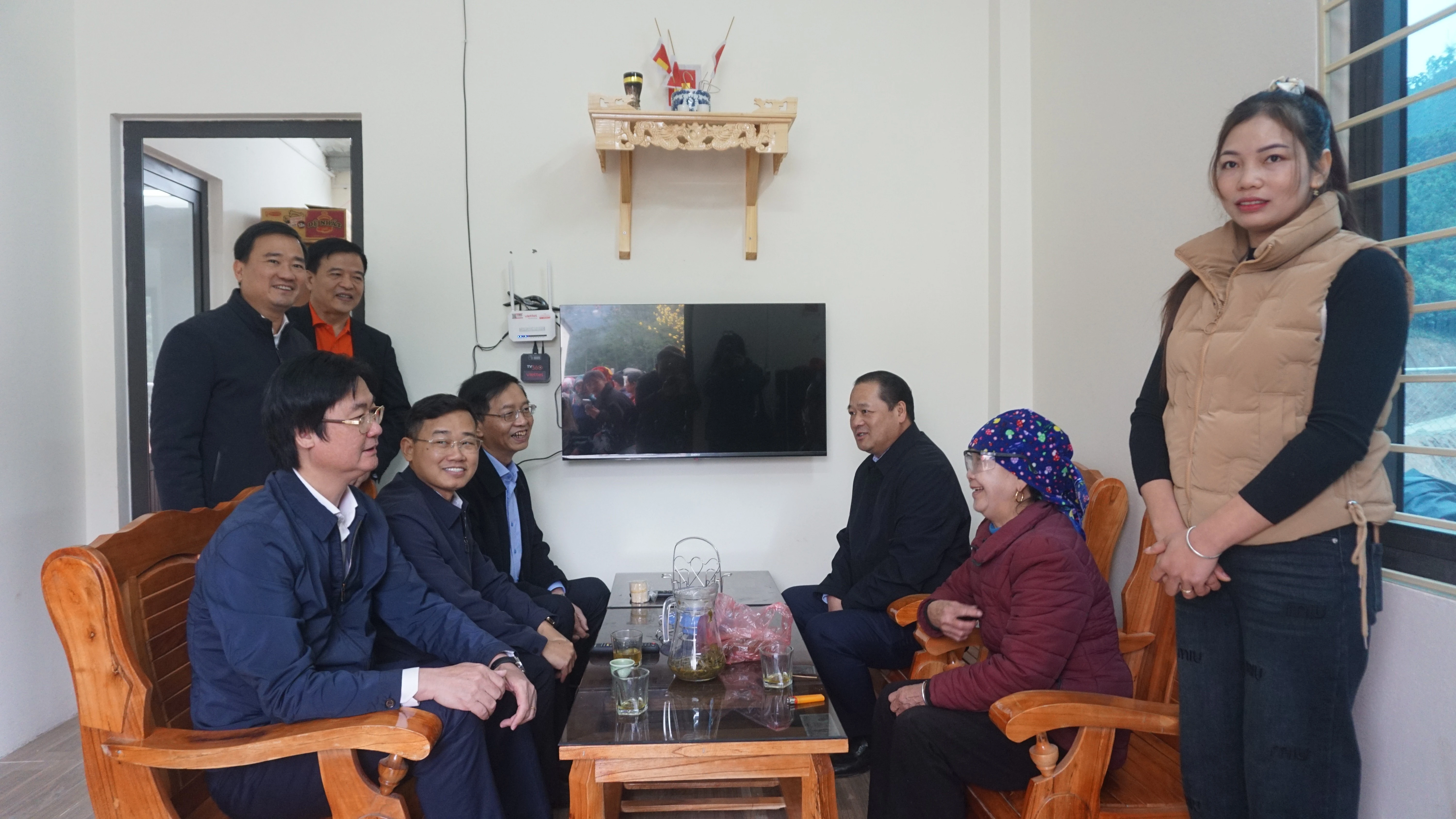 cac-dong-chi-lanh-dao-tap-doan-dau-khi-viet-nam-lanh-dao-tinh-huyen-tham-quan-nha-moi-cua-nhan-dan.jpg