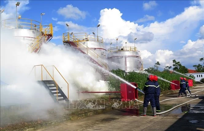 Lực lượng phòng cháy, chữa cháy thực hiện các nội dung diễn tập. Ảnh Hồng Ninh/TTXVN