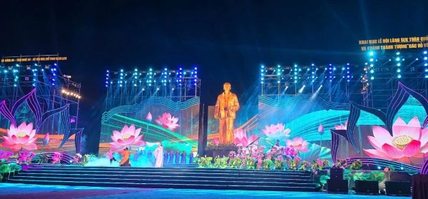 Tượng đài "Bác Hồ về thăm quê".