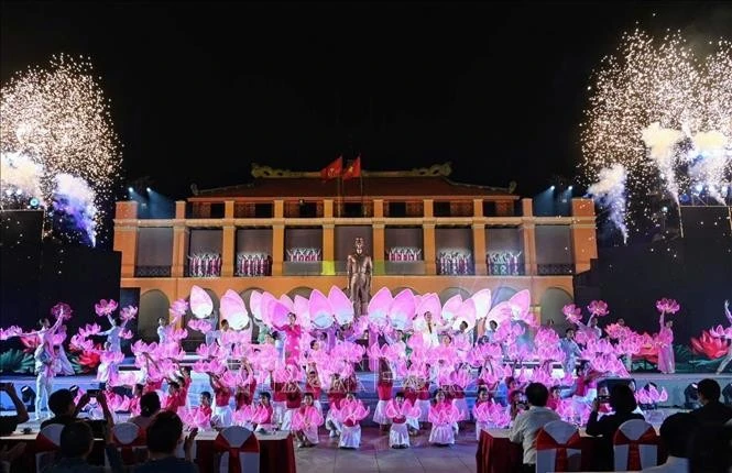 Tiết mục "Tiếng hát từ Thành phố mang tên Người" do Phạm Trang và Duyên Huyền thể hiện.