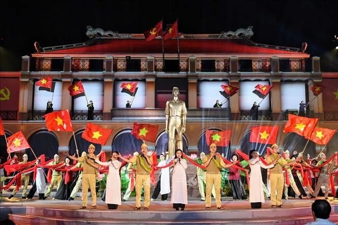 Liên khúc "Mười chín tháng Tám" và "Khúc khải hoàn" do Nhóm 135 và Nhóm Mắt Ngọc thể hiện.