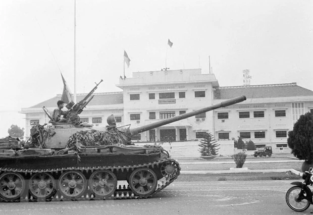 Lá cờ cách mạng tung bay trên nóc trụ sở Bộ Tổng tham mưu Ngụy quyền Sài Gòn lúc 11 giờ 30 phút ngày 30/4/1975. Ảnh: Tư liệu